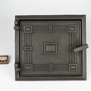 Gusseisen Ofentür, antike Eisentür, rostiges Ofenteil, Ofentür aus Eisen, antiker Ofen, Gusseisen Frontplatte, Vintage Metalltür
