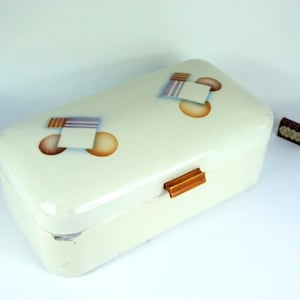 Vintage enamel bread bin, emaille broodtrommel, enamel bread box, light cream bread bin, container for bread, farm bread box,rustic box,