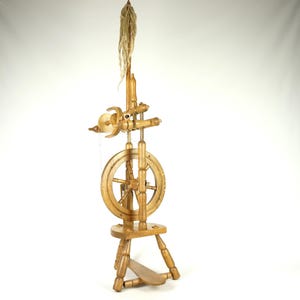 Castelo de roda de fiar de madeira rústica, linha de fiar manual, ferramenta de trabalho antiga, roda pronta para fiar, roda de fiar decorativa vintage