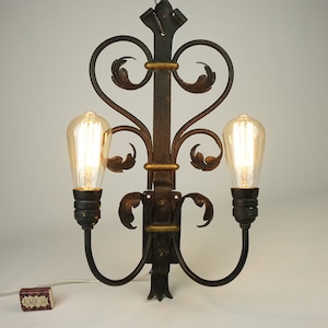 Alte schmiedeeiserne Wandlampe, Vintage-Wandleuchte aus Gusseisen, Stilbeleuchtung, antike schwedische handgeschmiedete Lampe, Wandleuchte mit zwei Lichtern