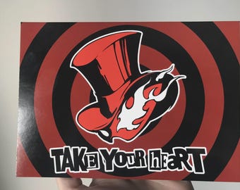 Może przedstawiać: Prostokątna karta z czerwonym cylindrem i białymi płomieniami, obrysowanymi na czarno, na czerwono-czarnym spiralnym tle. Tekst "TAKE YOUR HEART" jest w białych literach.