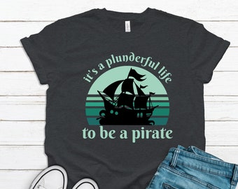 Piraten Shirt / Tank Top / Hoodie / Plunderful Life To Be A Pirat / Lustiges Wortspiel Piraten Kostüm / Talk Like Pirate Day / Piratenschiff Design