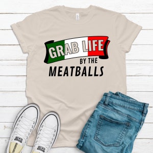 Camiseta com comida italiana / Design de moletom com capuz com bandeira italiana e país da Itália / Pegue a vida pelas almôndegas / Presente engraçado da herança italiana