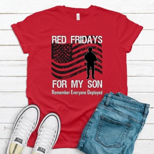 Könnte beinhalten: Rotes T-Shirt mit einem abgenutzten amerikanischen Flaggenmuster und dem Text "Red Fridays for my son. Remember Everyone Deployed".