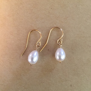 Pearl Earrings/ Freshwater pearl earrings/ bridal earrings/ pearl drop earrings/ simple pearl earrings
