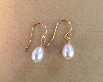 Pearl Earrings/ Freshwater pearl earrings/ bridal earrings/ pearl drop earrings/ simple pearl earrings