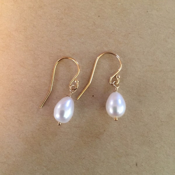 Pearl Earrings/ Freshwater pearl earrings/ bridal earrings/ pearl drop earrings/ simple pearl earrings