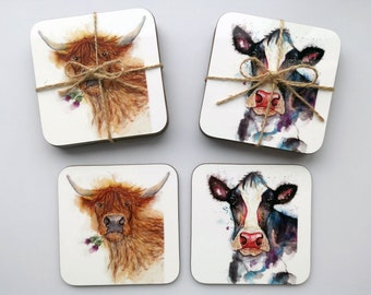 Può includere: Set di quattro sottobicchieri quadrati con dipinti ad acquerello di mucche delle Highlands e una mucca in bianco e nero. I sottobicchieri sono legati con spago. Le immagini delle mucche hanno accenti marroni, neri, bianchi e viola.