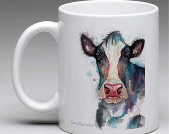Può includere: Tazza in ceramica bianca con un'illustrazione ad acquerello di una mucca bianca e nera con il naso rosa. La mucca guarda direttamente lo spettatore. Il testo "Kizzie Illustration" è stampato sul fondo della tazza.