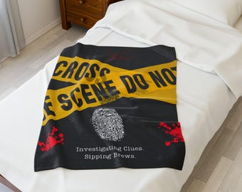 Manta de felpa con temática de escena del crimen: investigando pistas y bebiendo cerveza. Perfecta para amantes de los crímenes reales, noches de cine, decoración de Halloween y regalos novedosos.