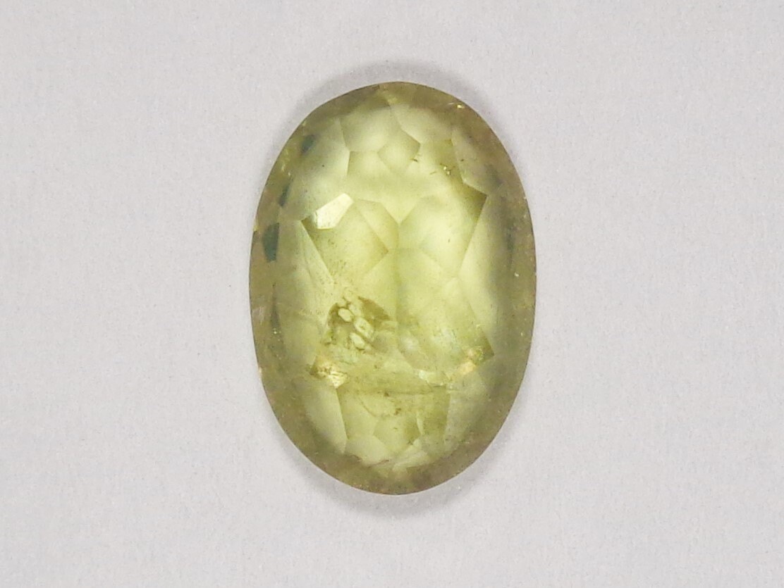 Pierre Brute Sphène (Titane) Ovale - 2,28 Ct - Vert-jaune à Reflets Arc-en-ciel - Naturelle De Madagascar - Non Traitée