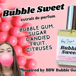Op de afbeelding: Een parfumflesje met de naam "Bubble Sweet" en een zilveren dop. Het etiket vermeldt "Bubble Gum, Sugar, Candied Fruit, Citruses" als geuren. De afbeelding toont een vrouw die een kauwgomballenblaas blaast.