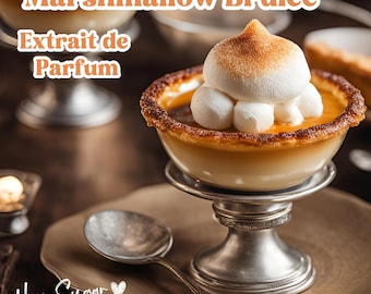 Könnte beinhalten: Nahaufnahme eines Desserts mit karamellisierter Marshmallow-Topping, serviert in einer kleinen Schale auf einem silbernen Ständer. Das Gericht steht auf einem braunen Teller mit einem Löffel. Der Text auf dem Bild lautet "Marshmallow Brulee" und "Extrait de Parfum".