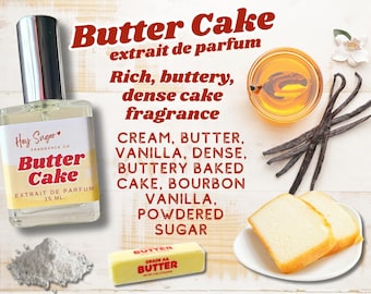Könnte beinhalten: Eine Glasflasche mit "Butter Cake" Duftöl mit einem weißen Etikett und rotem Text. Die Flasche steht auf einer weißen Holzoberfläche mit einem Stück Butter, einer Schüssel mit Puderzucker und einem Teller mit Tortenstücken.