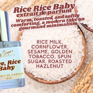 Peut inclure: Un flacon de parfum bleu clair avec un bouchon argenté, étiqueté "Rice, Rice Baby", sur un fond de riz et de blé. L'étiquette comprend le texte "extrait de parfum" et "15 ml."