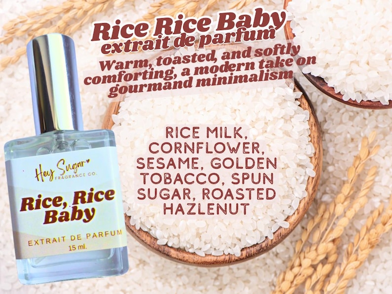 以下が含まれることがあります： 米と小麦を背景に、銀色のキャップが付いた「Rice, Rice Baby」とラベルされた水色の香水瓶。「extrait de parfum」と「15 ml」の文字が含まれています。