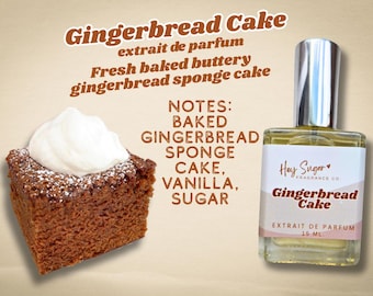 Puede incluir: Un trozo de pastel de jengibre con crema batida y un frasco de perfume. La botella está etiquetada como "Gingerbread Cake" y "extrait de parfum". La imagen también incluye texto que describe las notas de la fragancia.