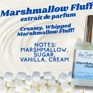Peut inclure: Flacon de parfum "Marshmallow Fluff" avec un bouchon argenté. L'étiquette indique les notes : guimauve, sucre, vanille et crème. Le fond présente un motif tourbillonnant et des guimauves.