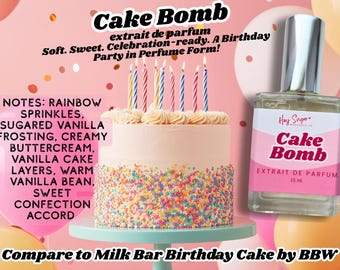Könnte beinhalten: Das Bild zeigt eine Parfümflasche und einen Geburtstagskuchen. Der Kuchen ist mit bunten Streuseln und brennenden Kerzen verziert. Die Parfümflasche hat ein rosa Etikett mit dem Schriftzug "Cake Bomb". Der Text lautet "Soft. Sweet. Celebration-ready. A Birthday Party in Perfume Form!"