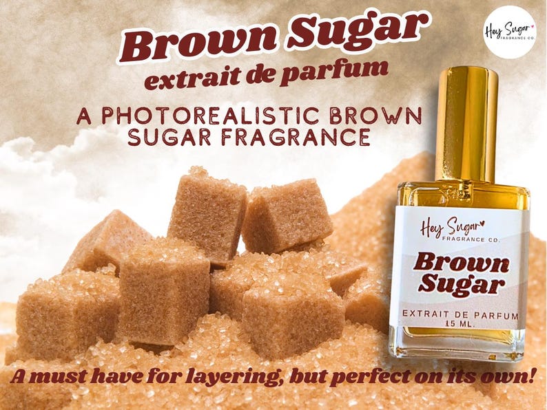 Puede incluir: Botella de perfume "Brown Sugar" con tap&oacute;n dorado, rodeada de cubos y gr&aacute;nulos de az&uacute;car moreno. La etiqueta indica "extrait de parfum" y "15 ml".