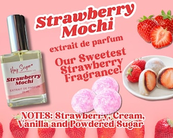 Könnte beinhalten: Parfümflasche "Strawberry Mochi" mit silbernem Verschluss, Erdbeeren, Mochi und Text mit Duftnoten. Der Hintergrund ist rosa, mit den Worten "extrait de parfum".