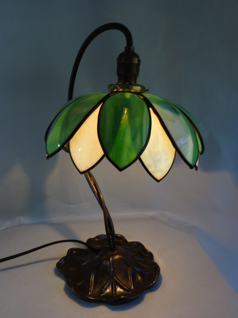 Handel Table Lamp With Tulip Shades Lily Pad Designed Base