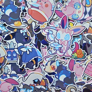 Puede incluir: Una colección de pegatinas coloridas con varios personajes de dibujos animados en diversas poses. Las pegatinas tienen un borde blanco y están en tonos de azul, rosa, negro y amarillo. Algunos personajes sostienen tazas de té y llevan lazos.