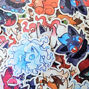 Puede incluir: Una colección de pegatinas de personajes de dibujos animados coloridos con varios personajes de Pokemon. Las pegatinas están impresas en papel brillante y tienen un acabado holográfico.