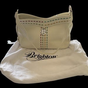 Monedero Brighton de cuero blanco con detalles de costuras multicolor y herrajes plateados imagen 1