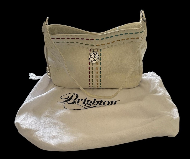 Monedero Brighton de cuero blanco con detalles de costuras multicolor y herrajes plateados imagen 1