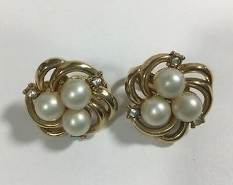 Crown Trifari Vintage Gold Tone Swirl Marked Clip On Earrings Faux Pearl Design