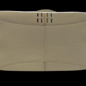 Monedero Brighton de cuero blanco con detalles de costuras multicolor y herrajes plateados imagen 3