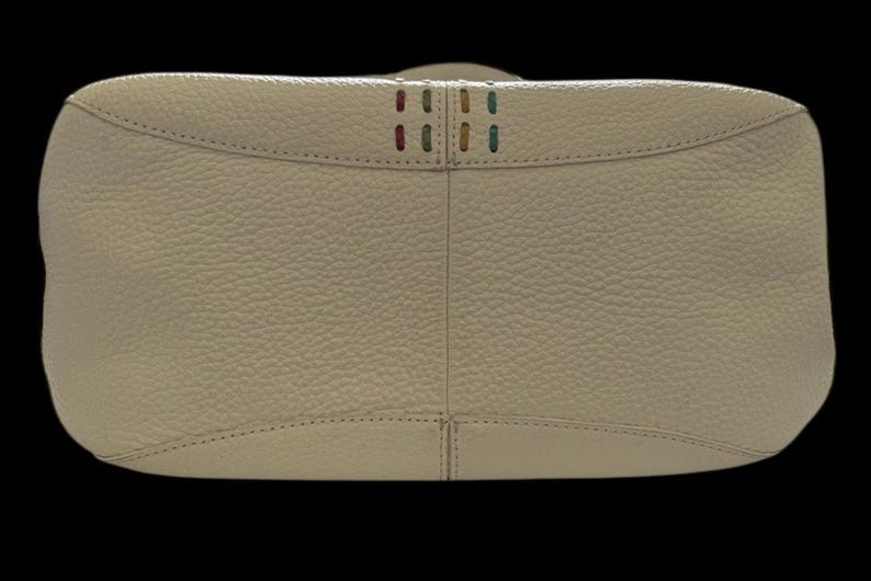 Monedero Brighton de cuero blanco con detalles de costuras multicolor y herrajes plateados imagen 3