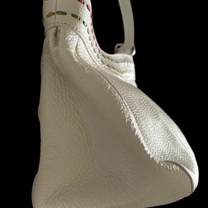 Monedero Brighton de cuero blanco con detalles de costuras multicolor y herrajes plateados imagen 5