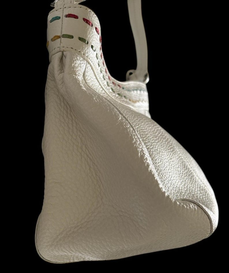 Monedero Brighton de cuero blanco con detalles de costuras multicolor y herrajes plateados imagen 5