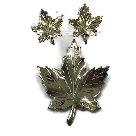 Lovely sterling silver Canadian leaf brooch and sc