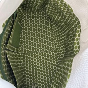 Monedero Brighton de cuero blanco con detalles de costuras multicolor y herrajes plateados imagen 7