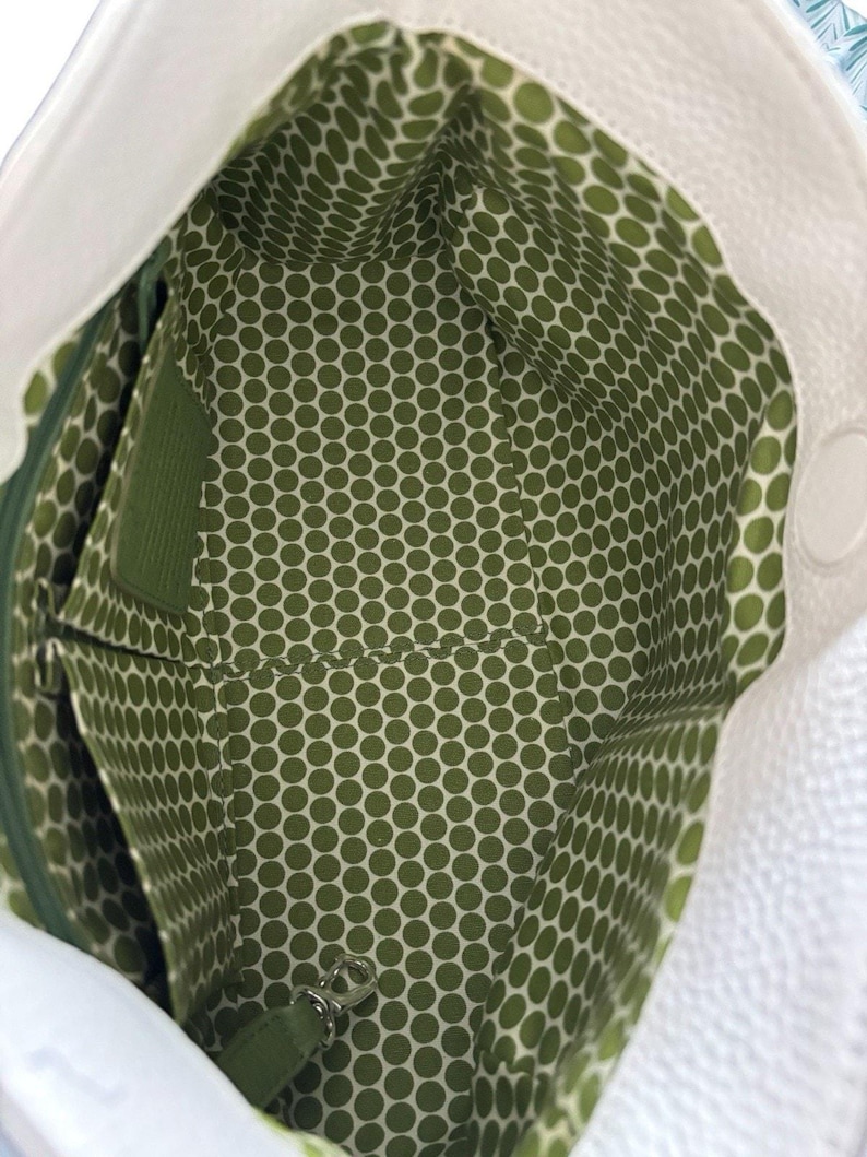 Monedero Brighton de cuero blanco con detalles de costuras multicolor y herrajes plateados imagen 7