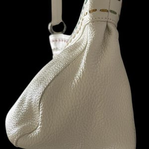 Monedero Brighton de cuero blanco con detalles de costuras multicolor y herrajes plateados imagen 6