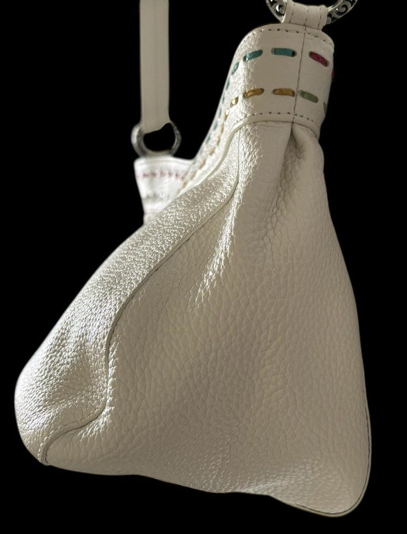 Monedero Brighton de cuero blanco con detalles de costuras multicolor y herrajes plateados imagen 6