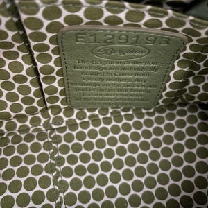 Monedero Brighton de cuero blanco con detalles de costuras multicolor y herrajes plateados imagen 8