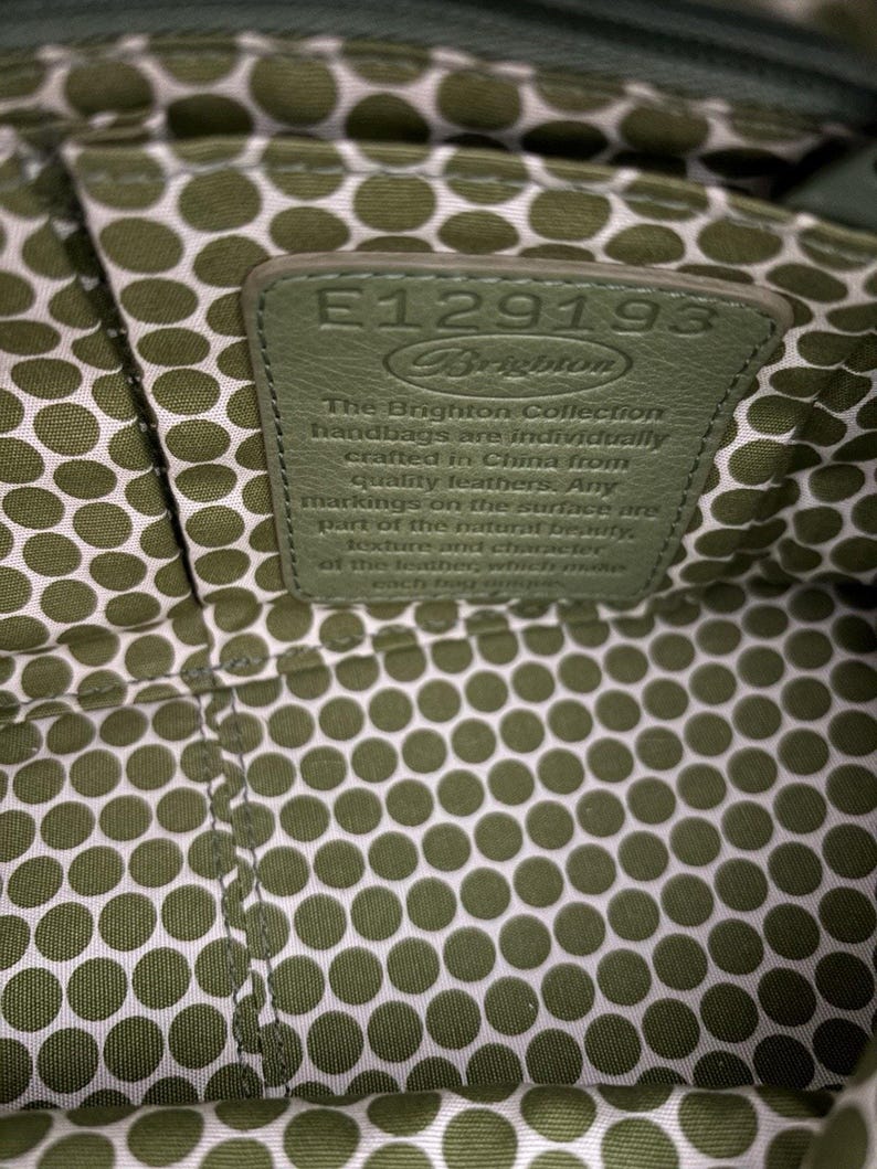 Monedero Brighton de cuero blanco con detalles de costuras multicolor y herrajes plateados imagen 8