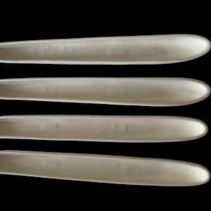 Peut inclure: Panneau en bois rustique avec l'inscription "Welcome to our home" en lettres blanches. Le panneau présente une finition vieillie et un design simple et accueillant, idéal pour la décoration d'entrée.