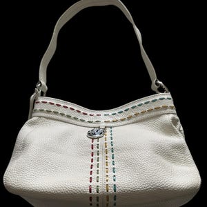 Monedero Brighton de cuero blanco con detalles de costuras multicolor y herrajes plateados imagen 2