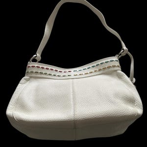 Monedero Brighton de cuero blanco con detalles de costuras multicolor y herrajes plateados imagen 4