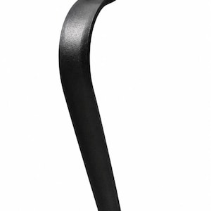 Può includere: Una maniglia per porta in metallo nero con un'impugnatura centrale curva e due piastre di montaggio a forma di freccia alle estremità. Ogni piastra è fissata con un bullone visibile, creando un design funzionale e simmetrico.