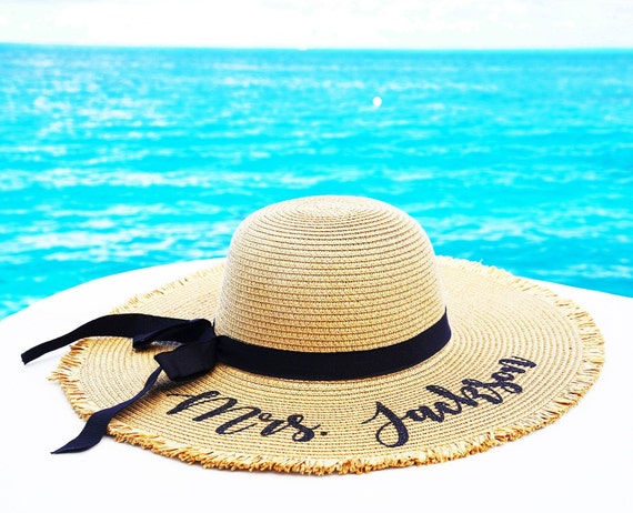 Accessoires Hoeden & petten Zonnehoeden & kleppen Zonnehoeden Mrs Honeymoon Beach Hat ~ Mrs Beach Hat ~ Bridal Sun Hat ~ Personalized Bridesmaid Hats ~ 7 color options ~ large name 
