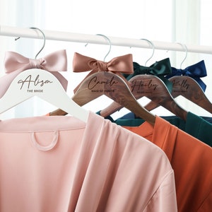 Personalized Bridesmaid Hangers for Wedding Dress, Custom Name Engraved Wooden Hanger, Bridal Hangers, Bridesmaid Maid of Honor Gifts [D]