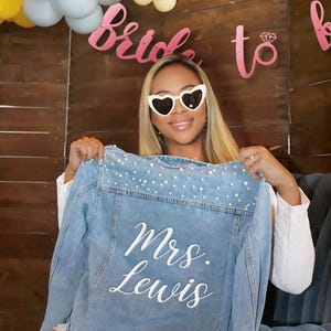 Aangepast bruidsdenimjack met geborduurde tekst: jeansjack voor bruid, trouwfoto, vrijgezellenfeest, vrijgezellenfeest, huwelijksreisoutfit
