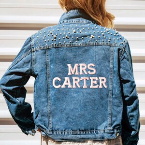 Giacca di jeans personalizzata con perle per la sposa: giacca "Mrs.", lettere con strass e perle, regalo per addio al nubilato, matrimonio o festa prematrimoniale. immagine 8
